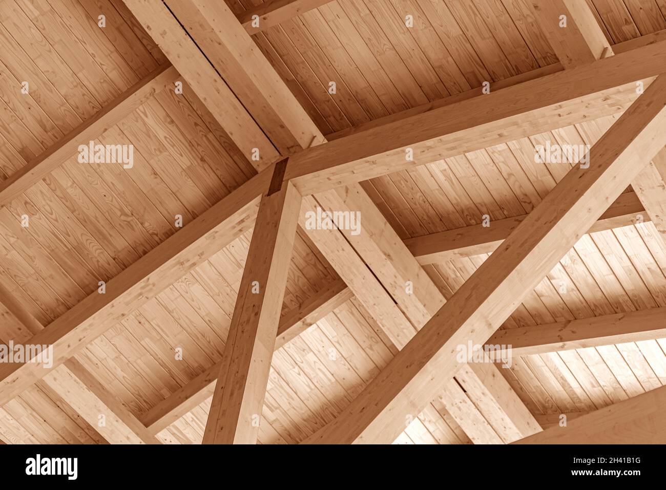 Holzdachkonstruktion. Überlappend ein Holzhaus. Stockfoto