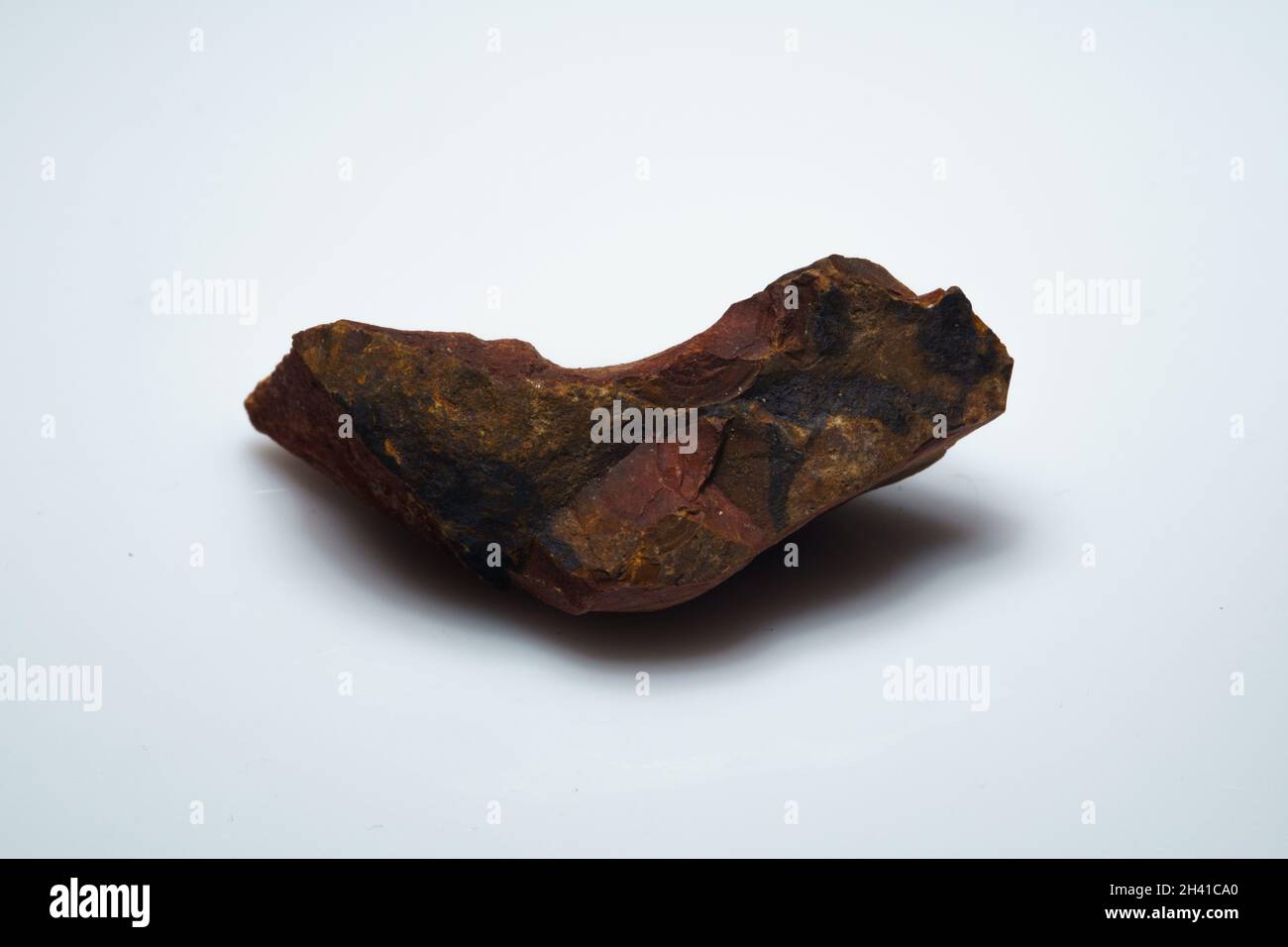 Natürliches Jaspis-Mukait-Erz auf dem Hintergrund Stockfoto