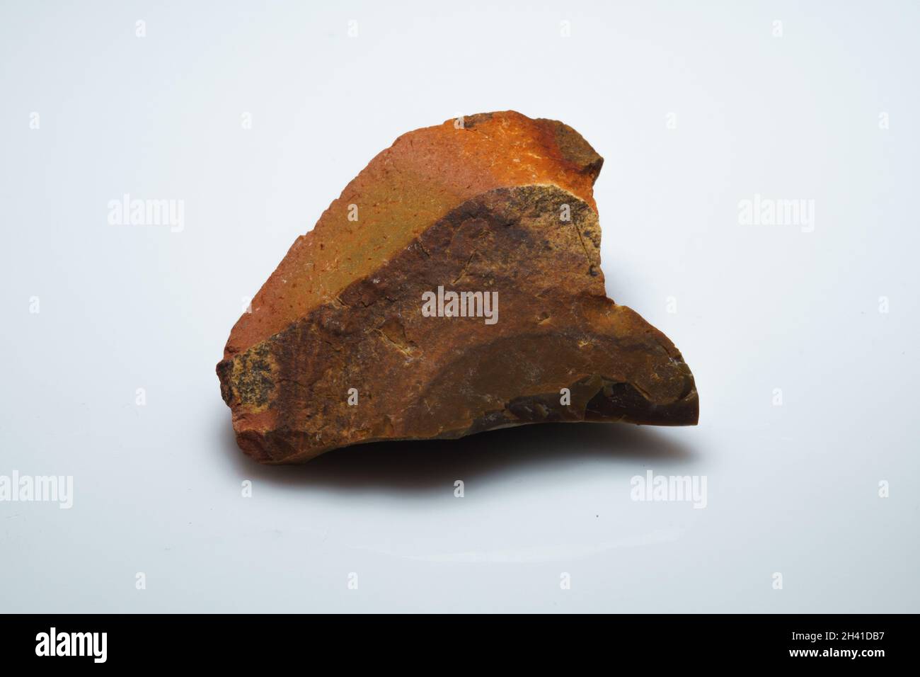 Natürliches Jaspis-Mukait-Erz auf dem Hintergrund Stockfoto