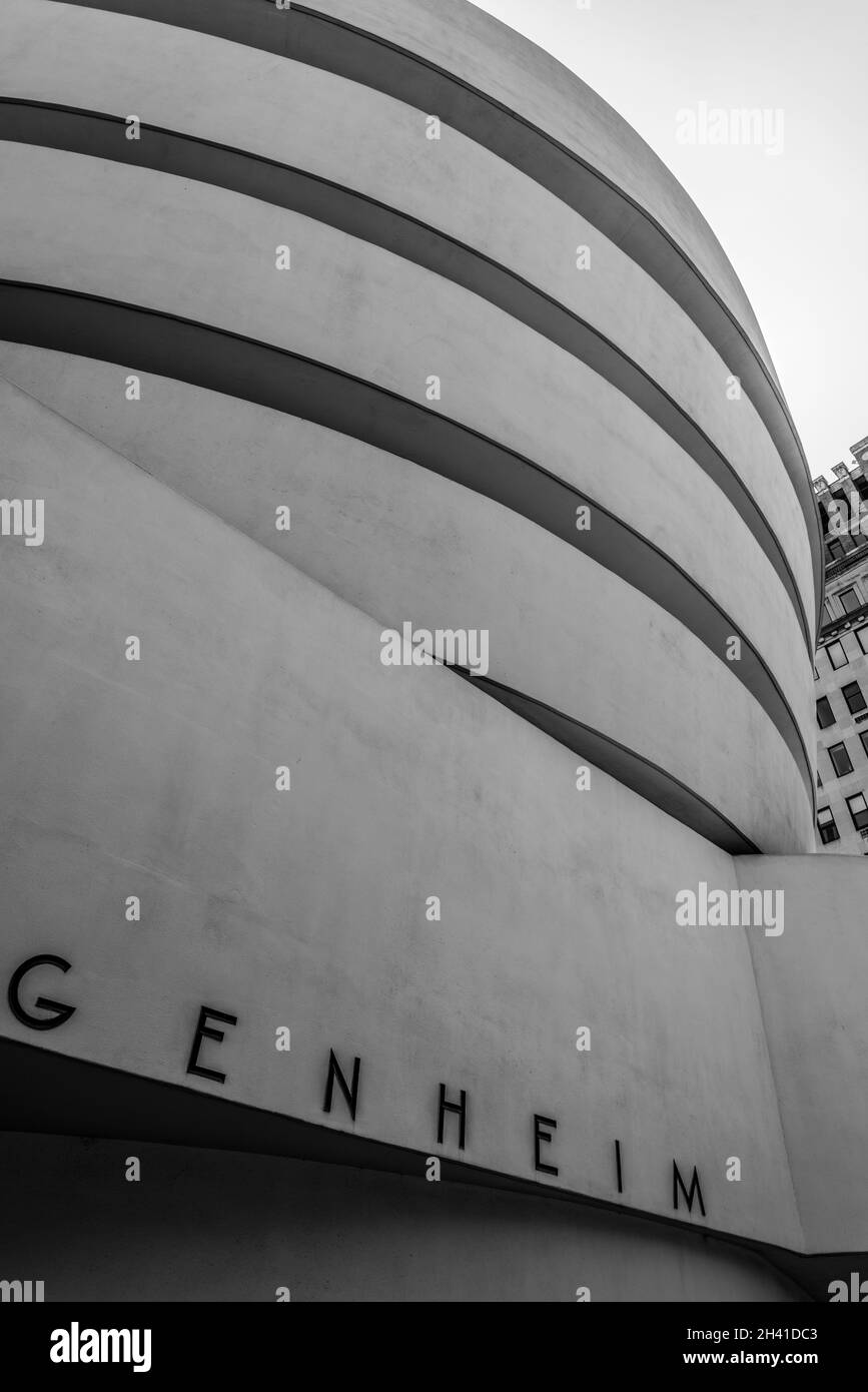 Eingang des berühmten Guggenheim Museums in New York City, USA Stockfoto