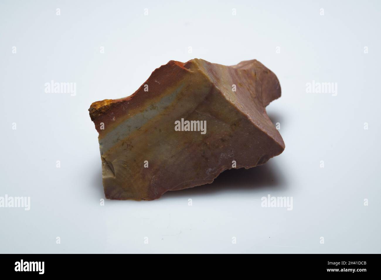 Natürliches Jaspis-Mukait-Erz auf dem Hintergrund Stockfoto