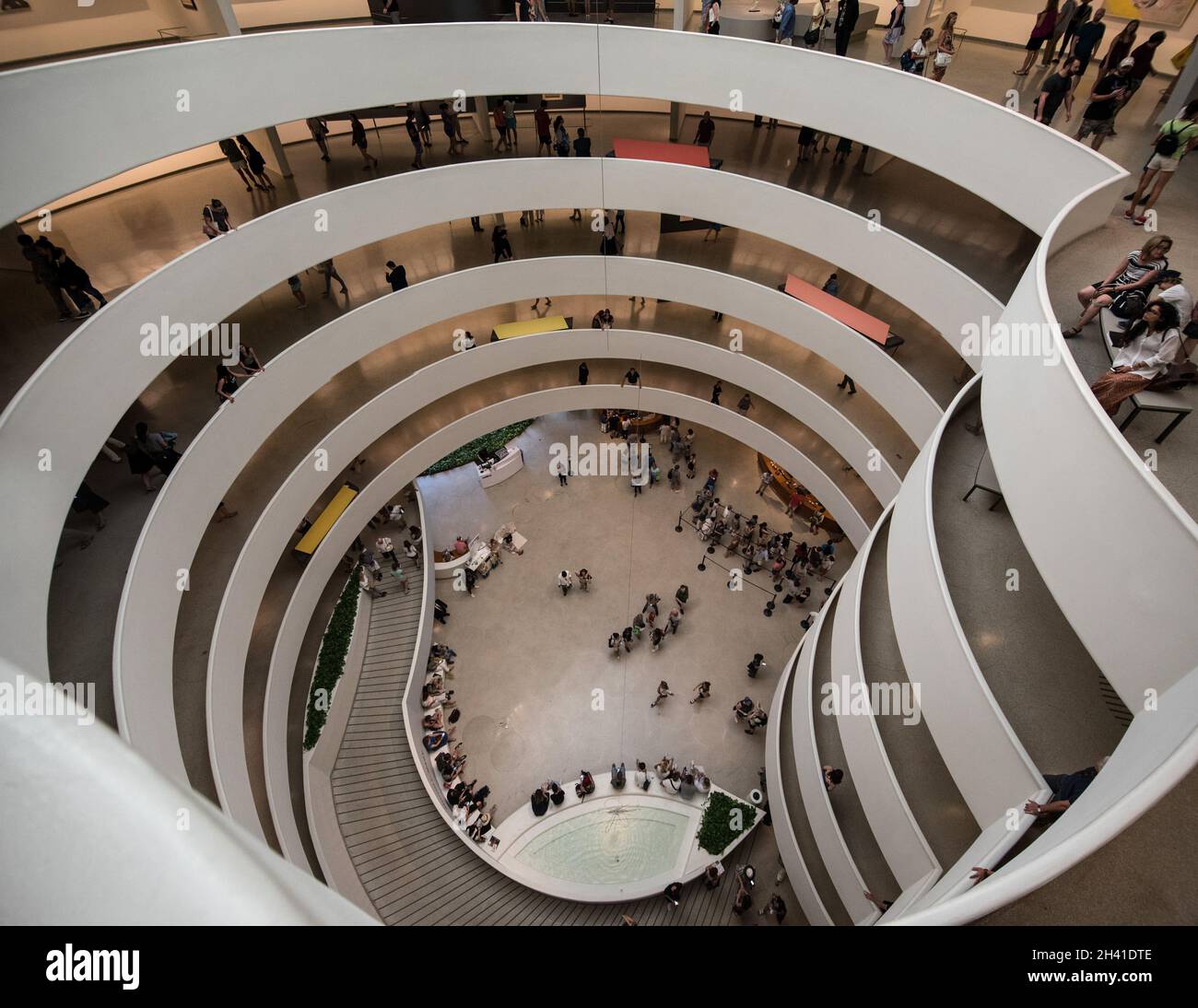 Atrium und Treppen im berühmten Guggenheim Museum in New York, USA Stockfoto