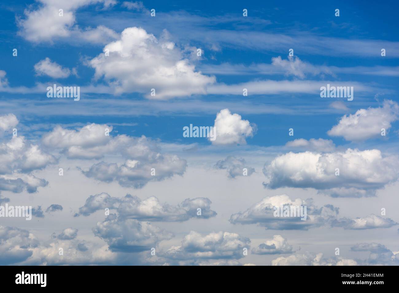 Wolken am blauen Himmel Stockfoto