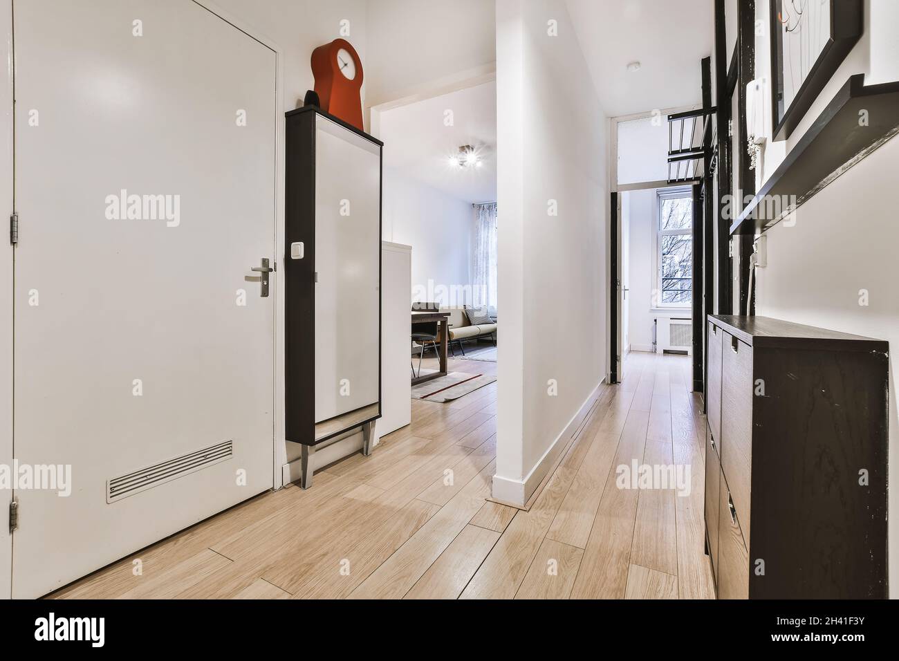 Stilvoller Korridor mit zwei Zimmern und Möbeln Stockfoto