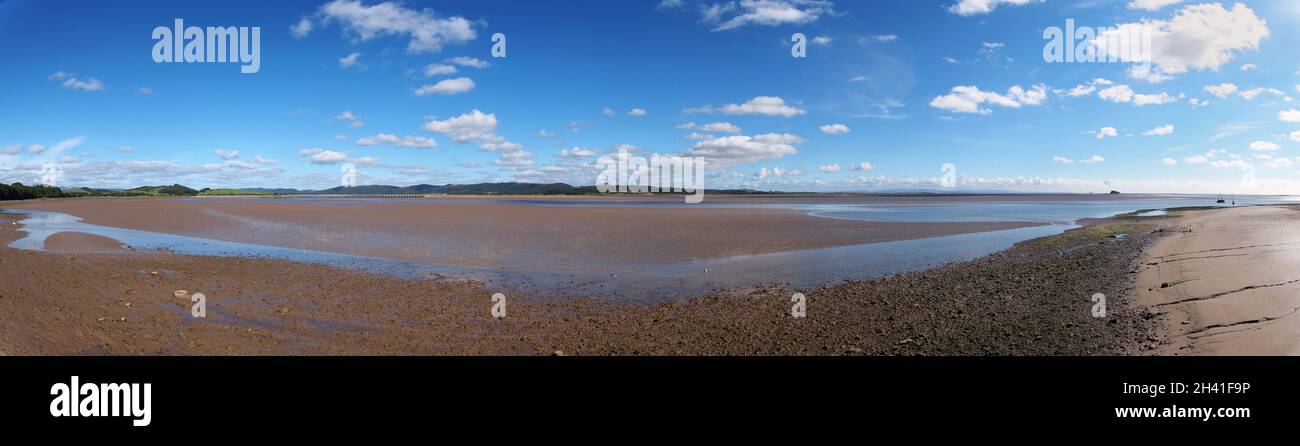 Panoramablick auf den Strand am Kanalfuß in ulverston mit Blick auf den Strand ein Fluss Leven mit morecambe Bucht in der Ferne Stockfoto