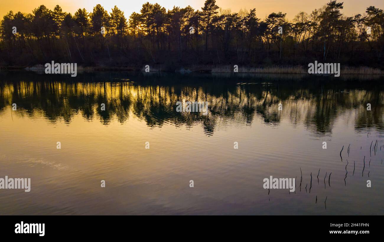 Luftaufnahme von einer Drohne eines wunderschönen dramatischen und farbenfrohen Sonnenuntergangs an der Küste des Sees. Naturlandschaft. Natur in Europa Stockfoto