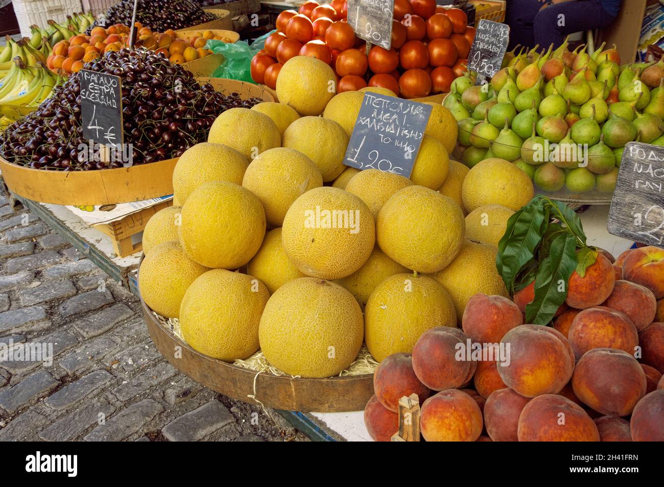 Frisches Obst und Gemüse von Griechenland auf dem zentralen Markt der Stadt Thessaloniki Stockfoto