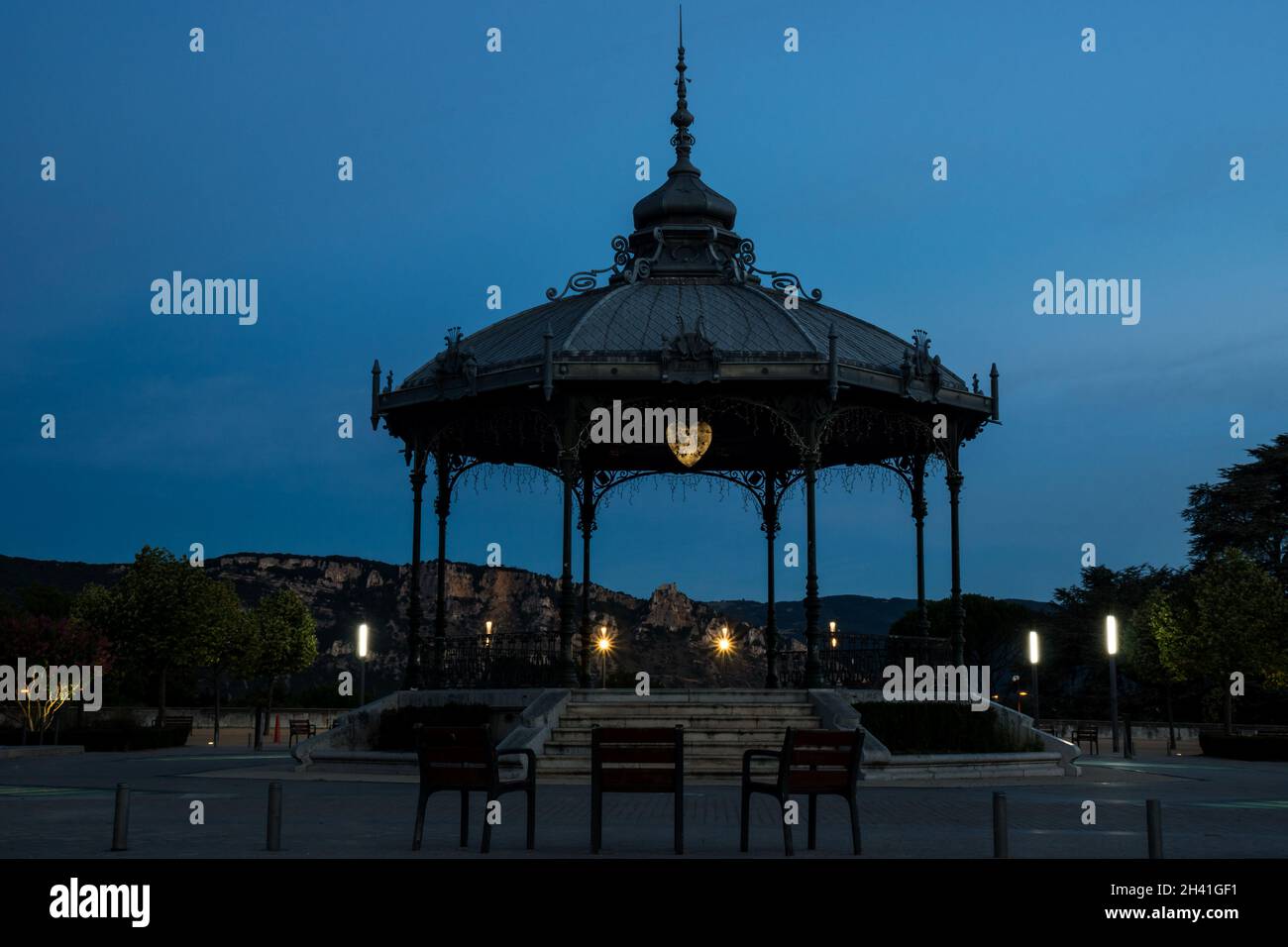 Bandstand-Kiosk Peynet in der Mitte der Champs de Mars Avenue in Valence. Blick auf den Berg Crussol während des Sonnenaufgangs. Stockfoto