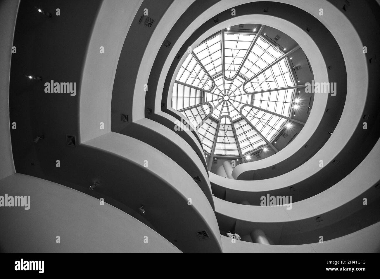 Atrium und Treppen im berühmten Guggenheim Museum in New York, USA Stockfoto