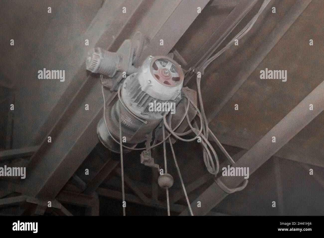 Elektrischer Seilzug Hebemechanismus Industrie telfer und Ausrüstung mit Seil. Stockfoto