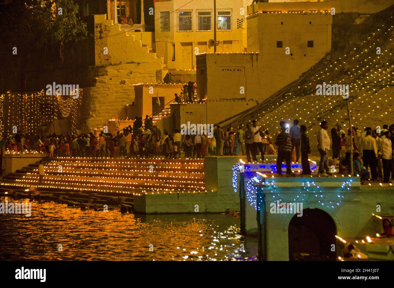 Erleuchte ganga Ghat in varanasi während der Feier von Dev diwali Stockfoto