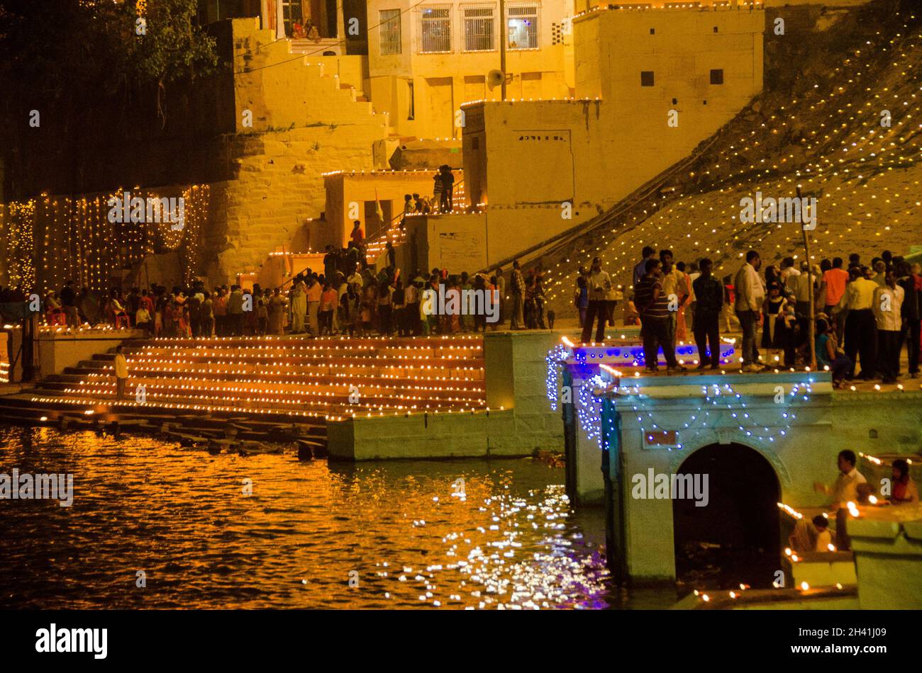 Erleuchte ganga Ghat in varanasi während der Feier von Dev diwali Stockfoto