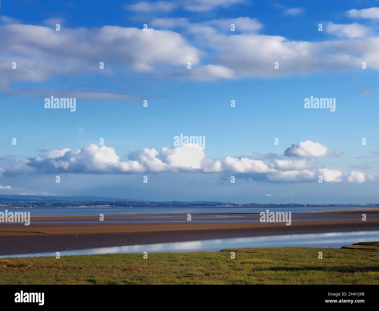 Blick über die Morcambe Bay von grange über den Sand in cumbria mit dem südlichen Seengebiet in der Ferne Stockfoto