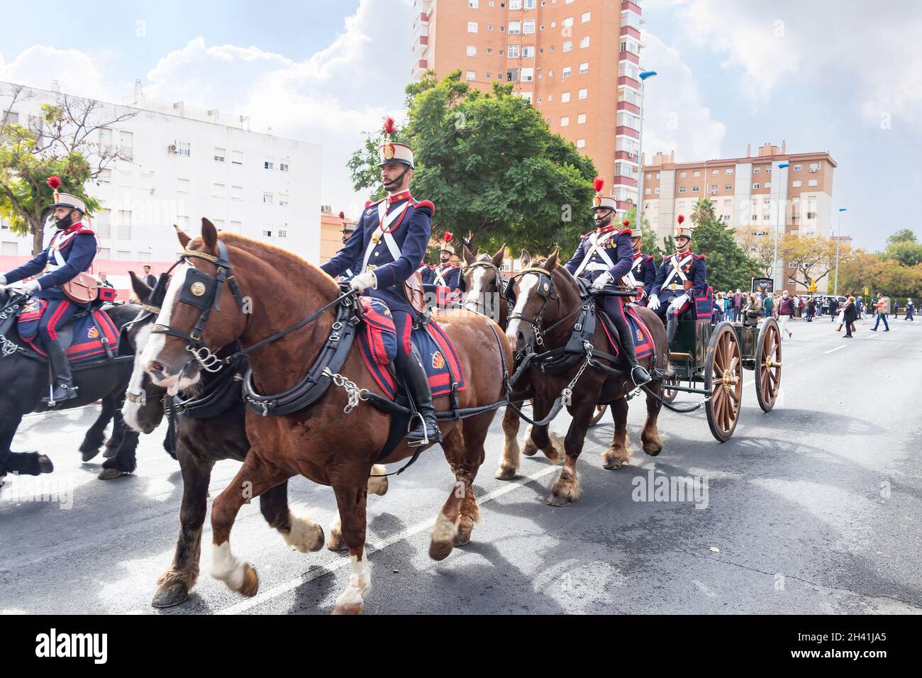 Huelva, Spanien - 30. Oktober 2021: Parade der hispanischen bretonischen Pferde mit schwarzen und kastanienbraunen Umhänge, die die Kanonen der spanischen Kaisergarde ziehen Stockfoto