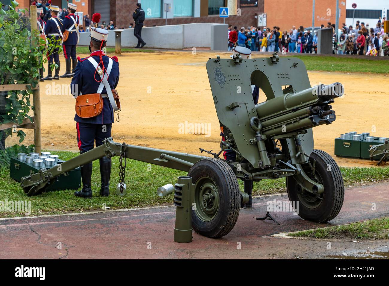 Huelva, Spanien - 30. Oktober 2021: Begrüßung der Kanone der spanischen Kaisergarde in der Andalusischen Allee, Huelva, Spanien Stockfoto