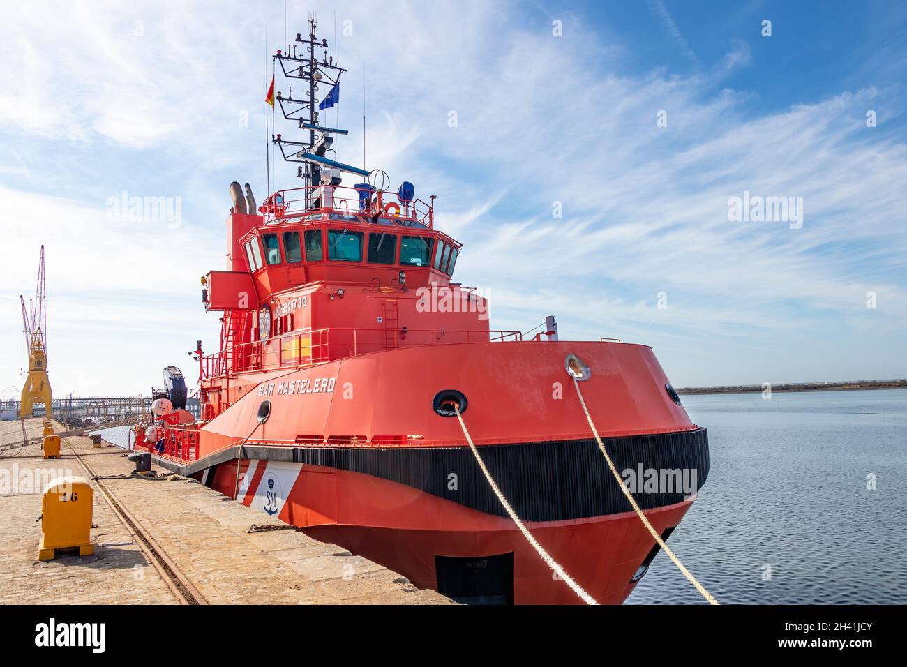 Huelva, Spanien - 25. Oktober 2021: Rettungsschiff SAR Masterero (BS-23) vor Anker im Hafen von Huelva. Es handelt sich um einen Höhenschlepper der Maritime Safety and Rescue Stockfoto