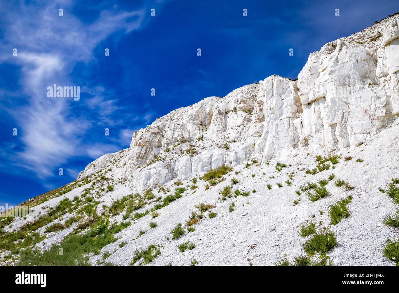 Weiße Kreidefelsen oder Berge oder Hügel in der Kreidesteppe, dem Nationalpark Dworichanskyi in der Ukraine, Region Charkiw Stockfoto