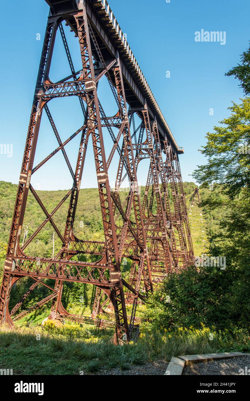 Zerstörte die historische Kinzua-Eisenbahnbrücke, nachdem ein Tornado durch Pennsylvania, USA, gefahren war Stockfoto