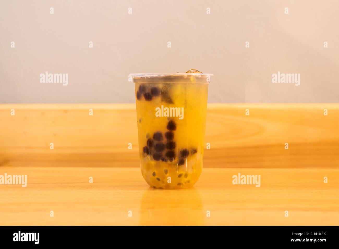 Passionsfruchttee mit Blasen oder Perlen, auch bekannt für seinen Bubble Tea auf Englisch oder auch als boba, ist ein süßschmeckendes Teegetränk, das in Taiwan erfunden wurde. Stockfoto
