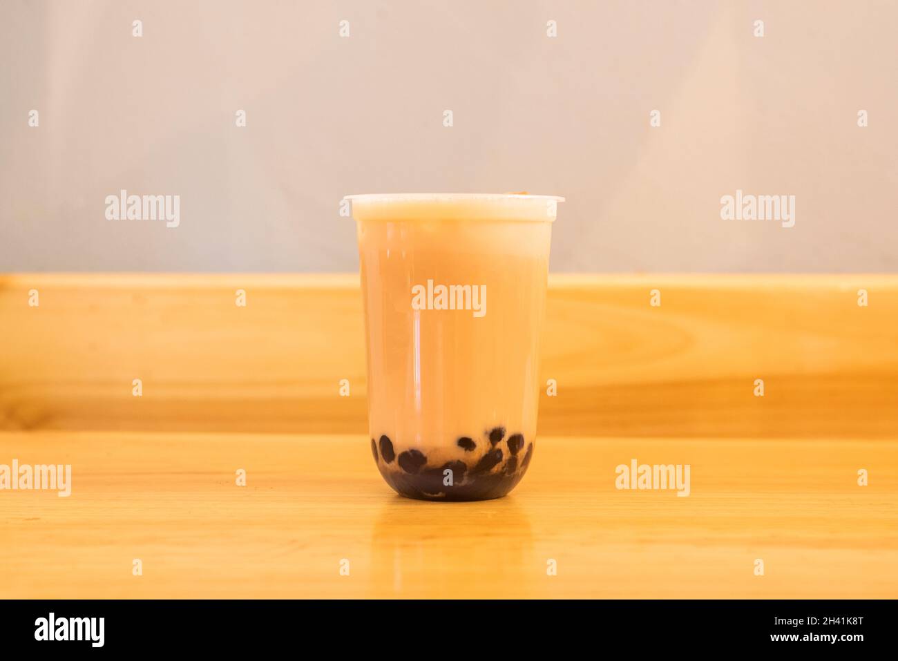 Oolong-Tee mit Blasen oder Perlen, auch bekannt für seinen Bubble-Tee auf Englisch oder auch als boba, ist ein süßes Tee-Getränk, das in Taiwan erfunden wurde. Stockfoto