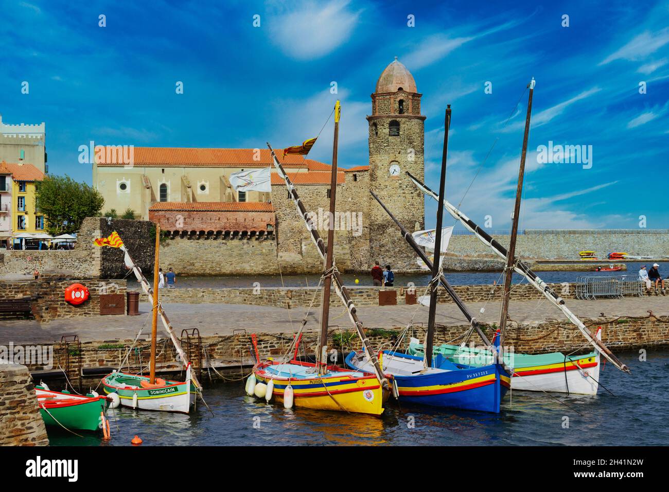 Der bunte Hafen von Collioure und sein mittelalterlicher Glockenturm, Frankreich Stockfoto