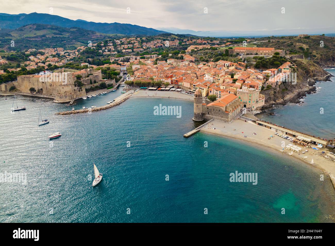 Luftaufnahme des alten Dorfes Collioure und des Hafens im Mittelmeer, südlich von Frankreich Stockfoto