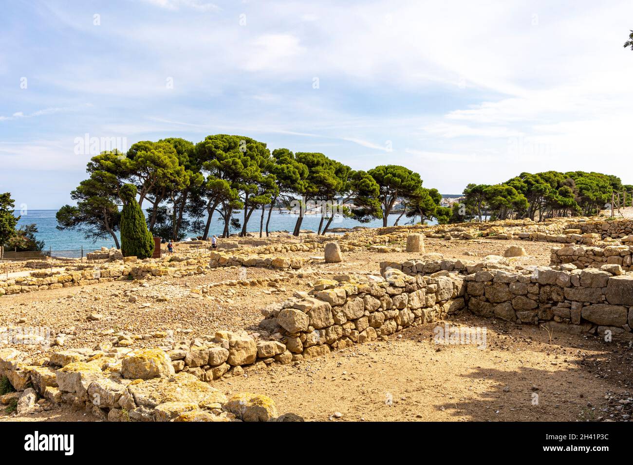 Griechische Stadtruinen, Empúries (katalanisch: Empúries [əmˈpuɾiəs]) war eine alte Stadt an der Mittelmeerküste von Katalonien, Spanien. Stockfoto