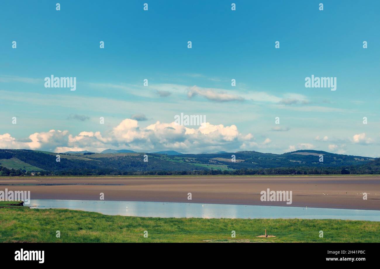 Blick auf den Fluss kent in der Nähe von arnside und Sandside in cumbria mit den umliegenden Seenlandschaften Stockfoto