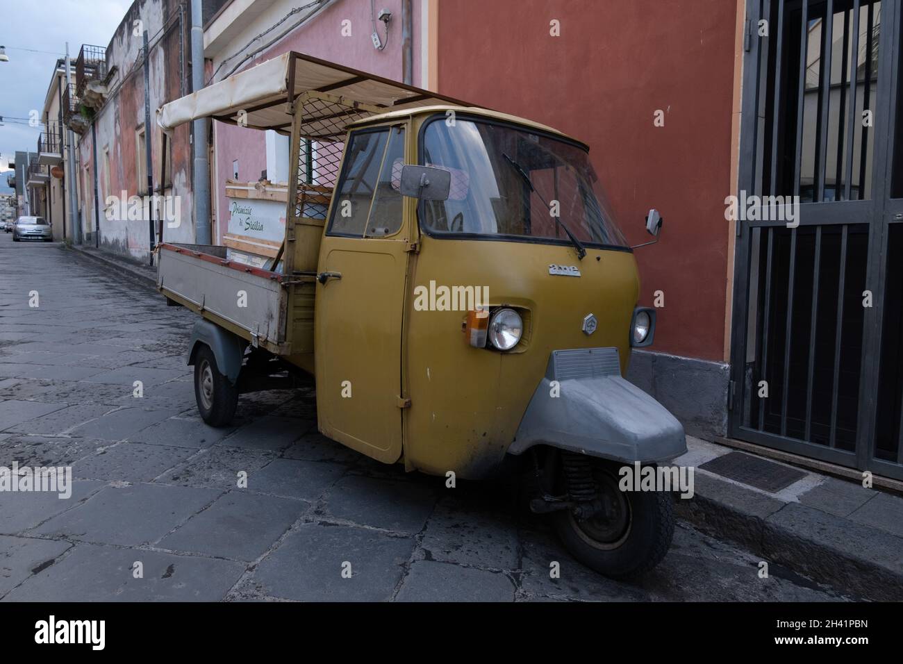 Riposto, Sizilien - 15. Juli 2021: APE calessino 200 in den Straßen Siziliens Stockfoto