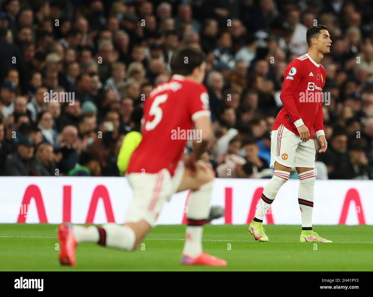 LONDON, ENGLAND - 30. OKTOBER: Cristiano Ronaldo von Manchester United, nachdem er sich vor dem Premier League-Spiel zwischen Tottenham Hotspur und Manchester United am 30. Oktober 2021 im Tottenham Hotspur Stadium in London, England, ein Knie gemacht hatte. (Foto nach MB-Medien) Stockfoto