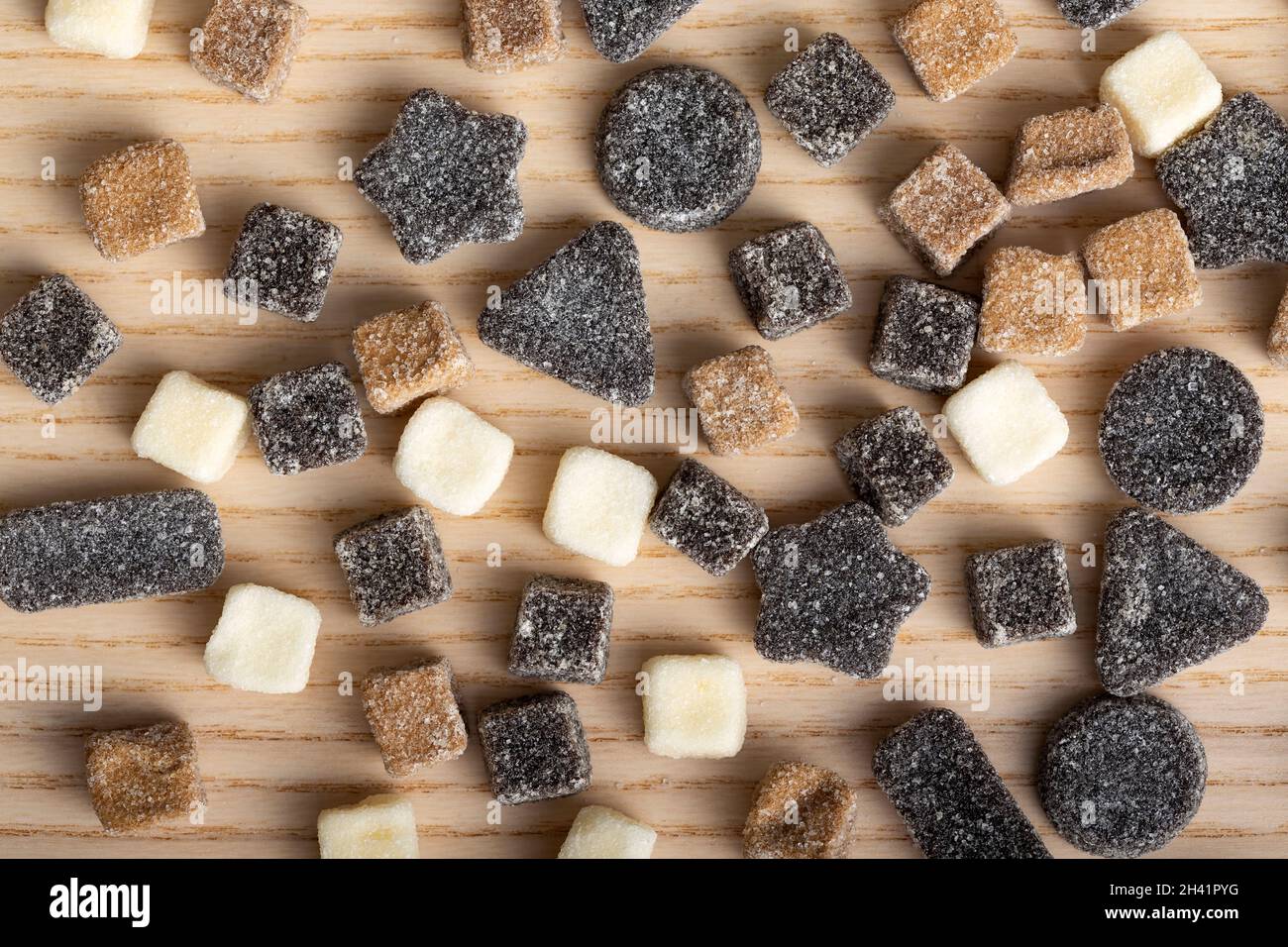 Süße Bonbons auf einem hölzernen Hintergrund - Draufsicht Stockfoto