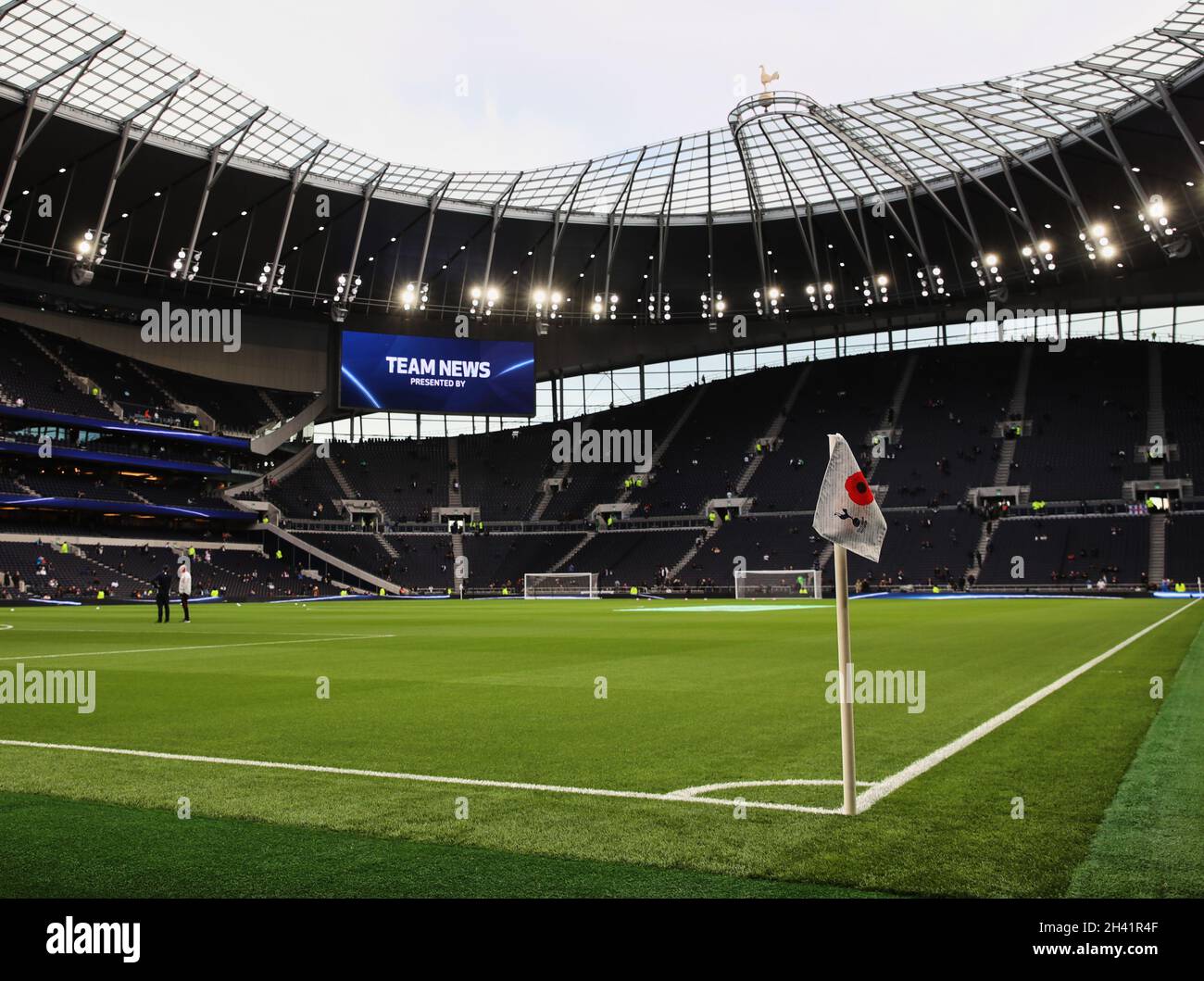 LONDON, ENGLAND - 30. OKTOBER: Gesamtansicht des Stadions mit einem Poppy auf der Eckflagge vor dem Premier League-Spiel zwischen Tottenham Hotspur und Manchester United im Tottenham Hotspur Stadium am 30. Oktober 2021 in London, England. (Foto nach MB-Medien) Stockfoto