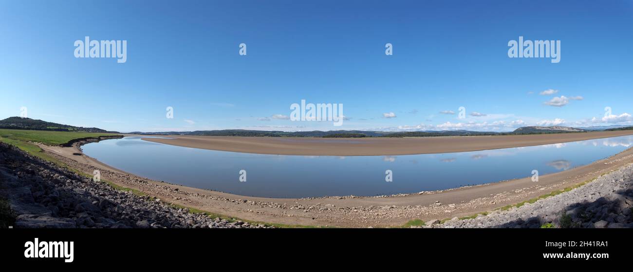 Panoramablick auf den Fluss kent in der Nähe von arnside und Sandside in cumbria mit umliegenden Seenlandschaft Hügeln Stockfoto