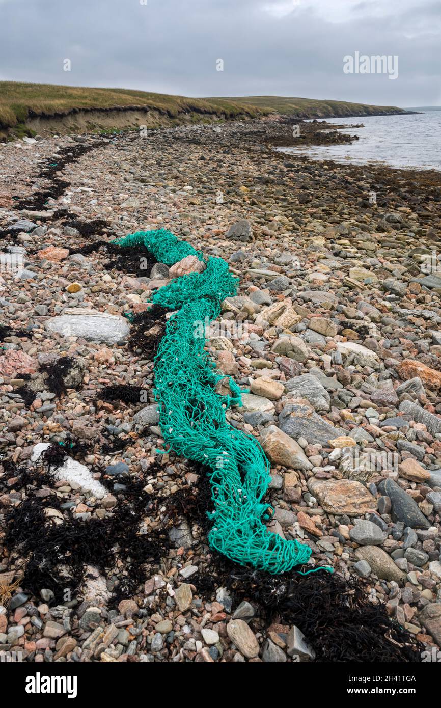 Ausrangierte Fischernetzes wurden am Ufer von Basta Voe vor der Insel Yell, Shetland, gespült Stockfoto