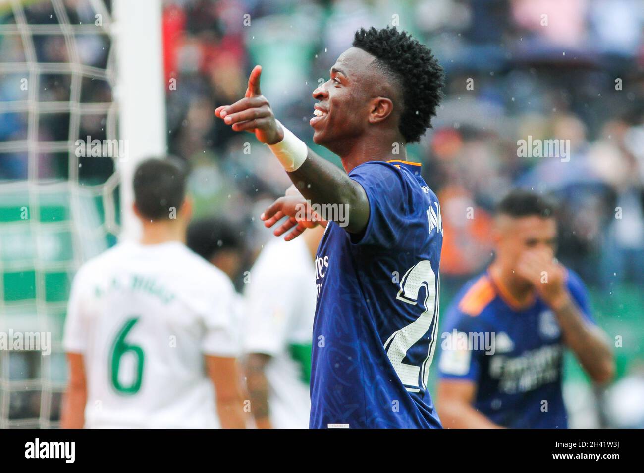 Vinicius Jr von Real Madrid feiert ein Tor während des Fußballspiels der spanischen Meisterschaft La Liga zwischen Elche CF und Real Madrid CF am 30. Oktober 2021 im Martinez Valero Stadion in Elche, Alicante, Spanien - Foto: IRH/DPPI/LiveMedia Stockfoto