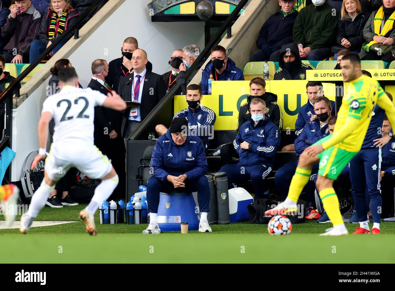 Carrow Road, Norwich, Großbritannien. Oktober 2021. Premier League Football, Norwich City versus Leeds United; Marcelo Bielsa, Manager von Leeds United, Uhren aus seinem Hocker Credit: Action Plus Sports/Alamy Live News Stockfoto