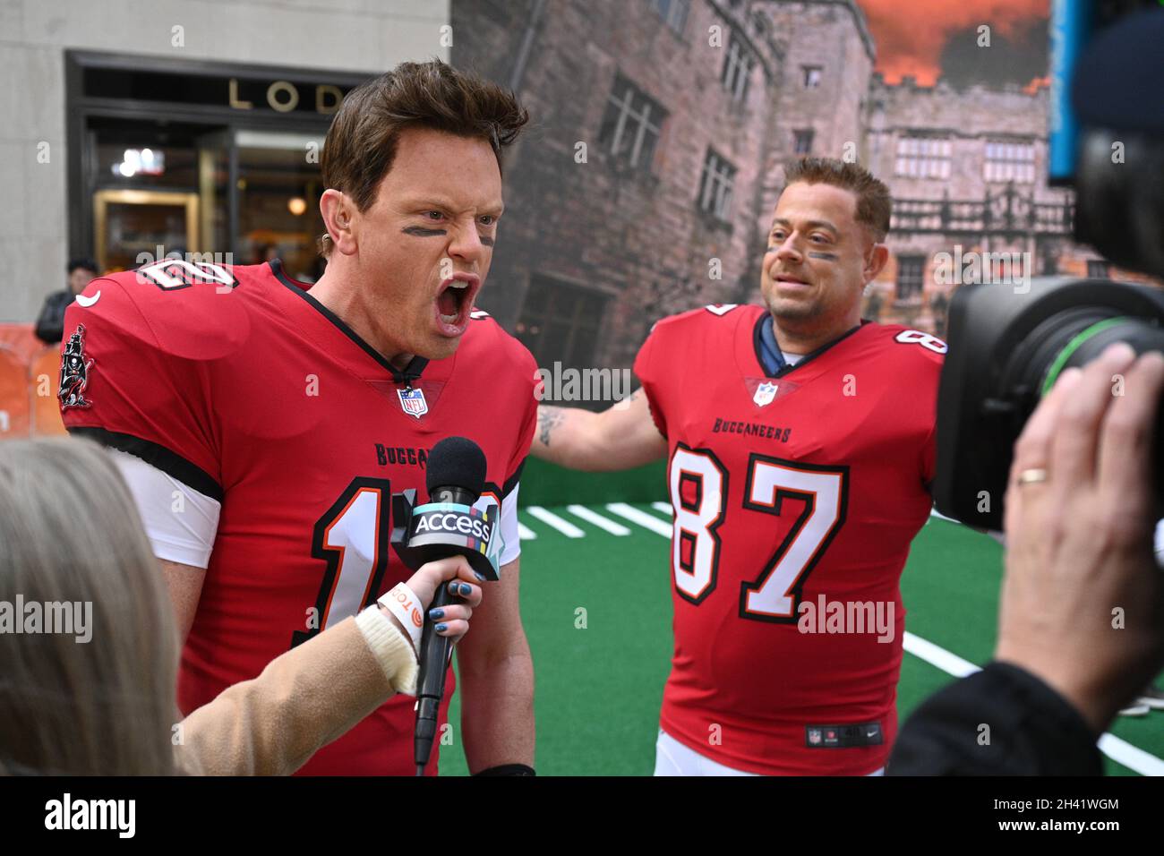 Willie Geist als Tom Brady und Carson Daly als Rob Gronkowski besuchen die Halloween-Show auf 'Today' am 29. Oktober 2021 in New York am Rockefeller Plaza Stockfoto