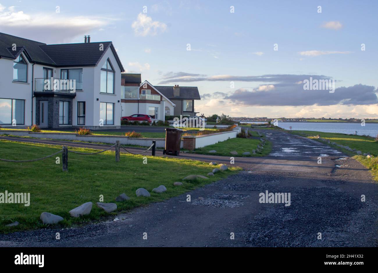 30 Oktober 2021 Privathäuser am abgelegenen Burr Point in Ballyhalbert County Down in Nordirland. Das Hotel liegt auf der Ards Peninsula Stockfoto