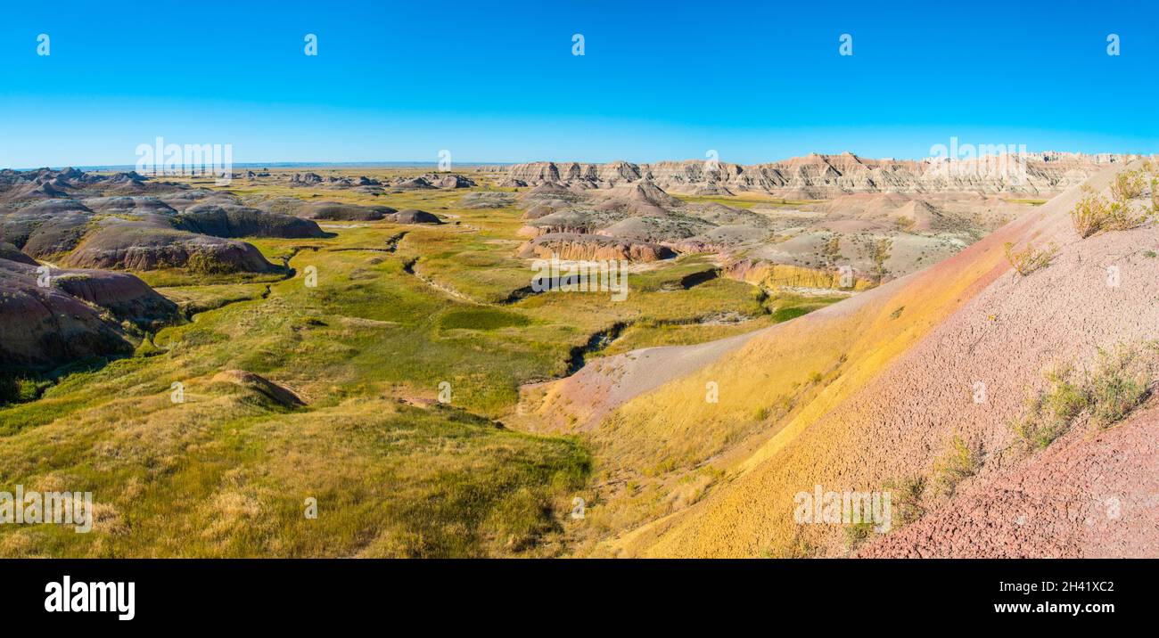 Faszinierende farbenfrohe Hügel entlang der Straße, die durch den Badlands National Park, USA führt Stockfoto