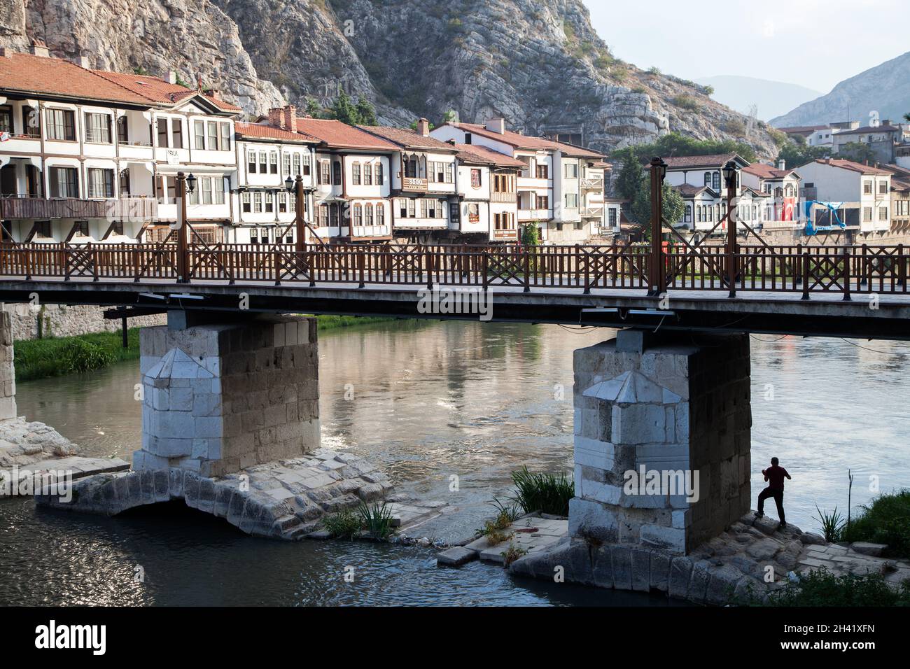 Amasya / Türkei - 09/29/2015: Menschen besuchen die Yesilirmak-Flussgegend, um sich auszuruhen und Sehenswürdigkeiten zu besichtigen. Stockfoto