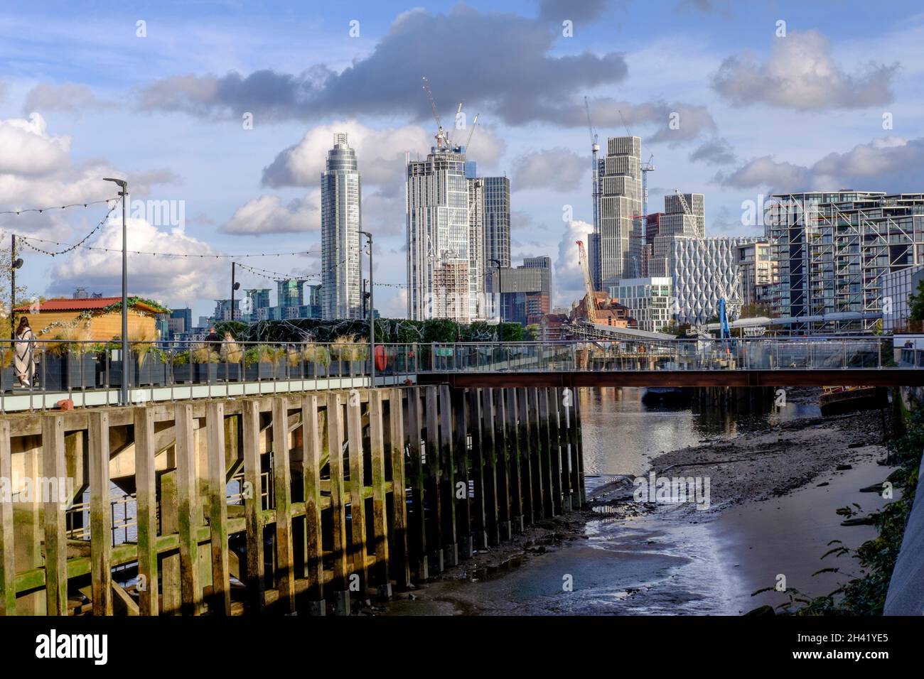 Stadtbild von London mit Themse bei Ebbe, Battersea, London, Großbritannien. Stockfoto