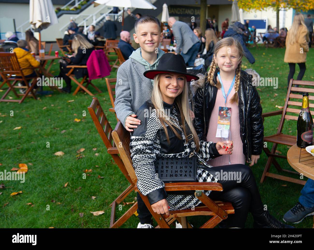 Ascot, Bergen, Großbritannien. 30. Oktober 2021. Heute war es ein arbeitsreiches Tag auf der Rennbahn Ascot, um zum ersten Mal in der Sprünge-Saison zu fahren. Familien haben auch den Jahrmarkt und die Halloween-Aktivitäten für die Kinder genossen. Quelle: Maureen McLean/Alamy Stockfoto