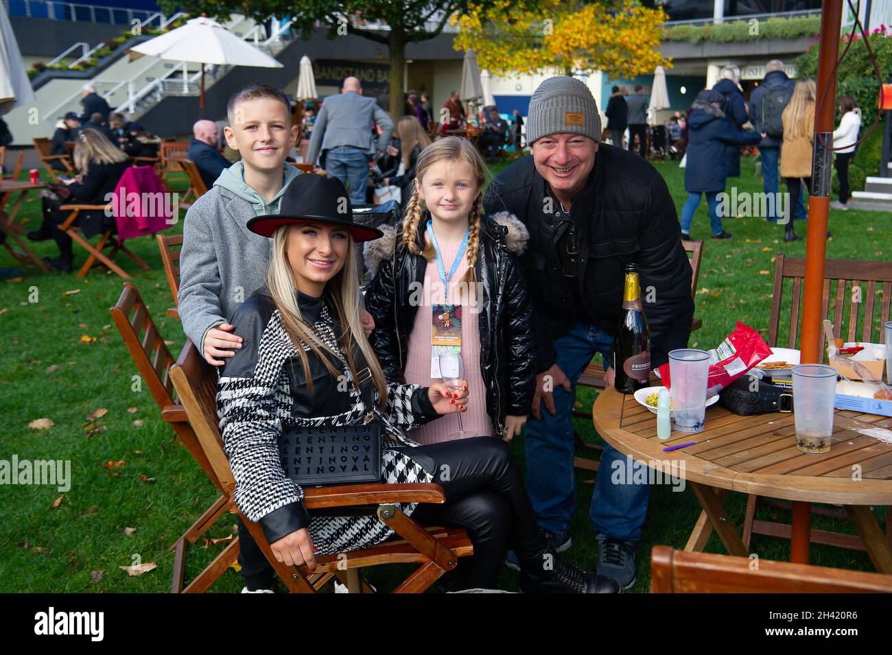 Ascot, Bergen, Großbritannien. 30. Oktober 2021. Heute war es ein arbeitsreiches Tag auf der Rennbahn Ascot, um zum ersten Mal in der Sprünge-Saison zu fahren. Familien haben auch den Jahrmarkt und die Halloween-Aktivitäten für die Kinder genossen. Quelle: Maureen McLean/Alamy Stockfoto