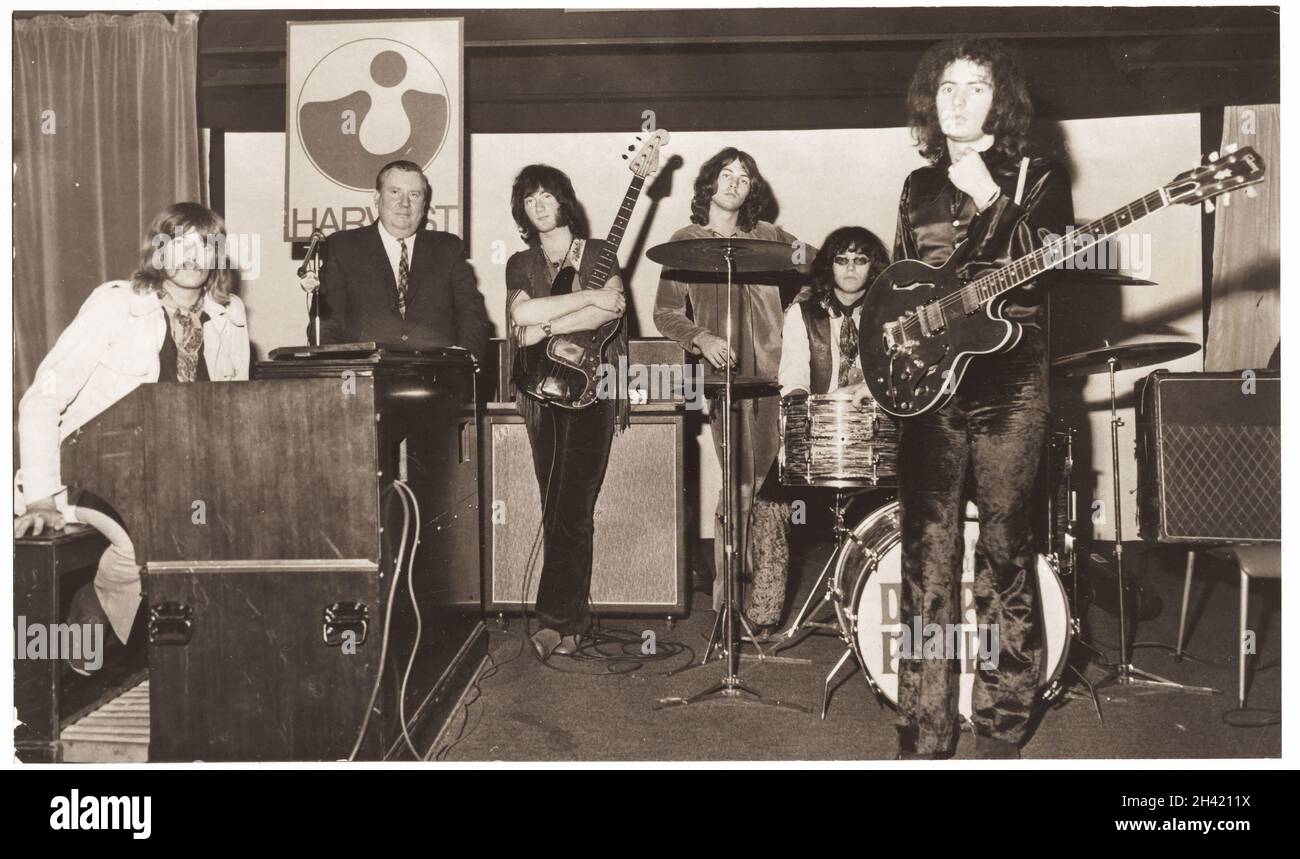 Deep Purple Proben im August 1969 für ihr Orchesterkonzert in der Royal Albert Hall. L-R Jon Lord, Dirigent Malcolm Arnold, Roger Glover, Ian Gillan, Ian Paice und Ritchie Blackmore Stockfoto