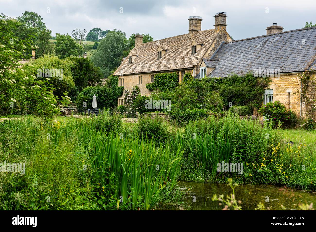 Das wunderschöne Dorf Lower Slaughter in den Cotswolds in Gloucestershire, England Stockfoto
