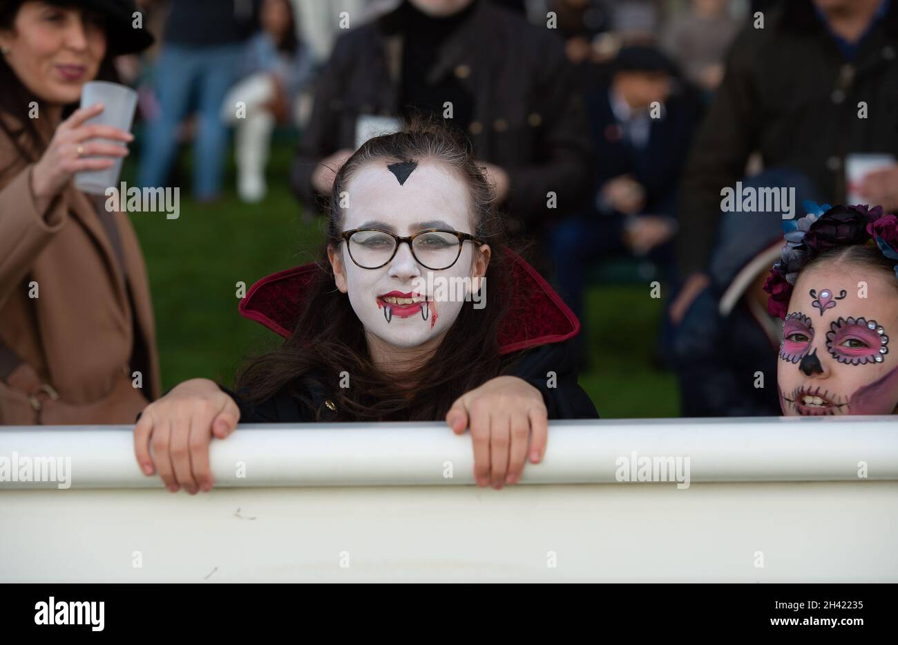 Ascot, Bergen, Großbritannien. 30. Oktober 2021. Junge Rennfahrer lassen ihre Gesichter bemalen und verkleiden sich zu Halloween. Heute war es ein arbeitsreiches Tag auf der Rennbahn Ascot, um zum ersten Mal in der Sprünge-Saison zu fahren. Familien haben auch den Jahrmarkt und die Halloween-Aktivitäten für die Kinder genossen. Quelle: Maureen McLean/Alamy Stockfoto