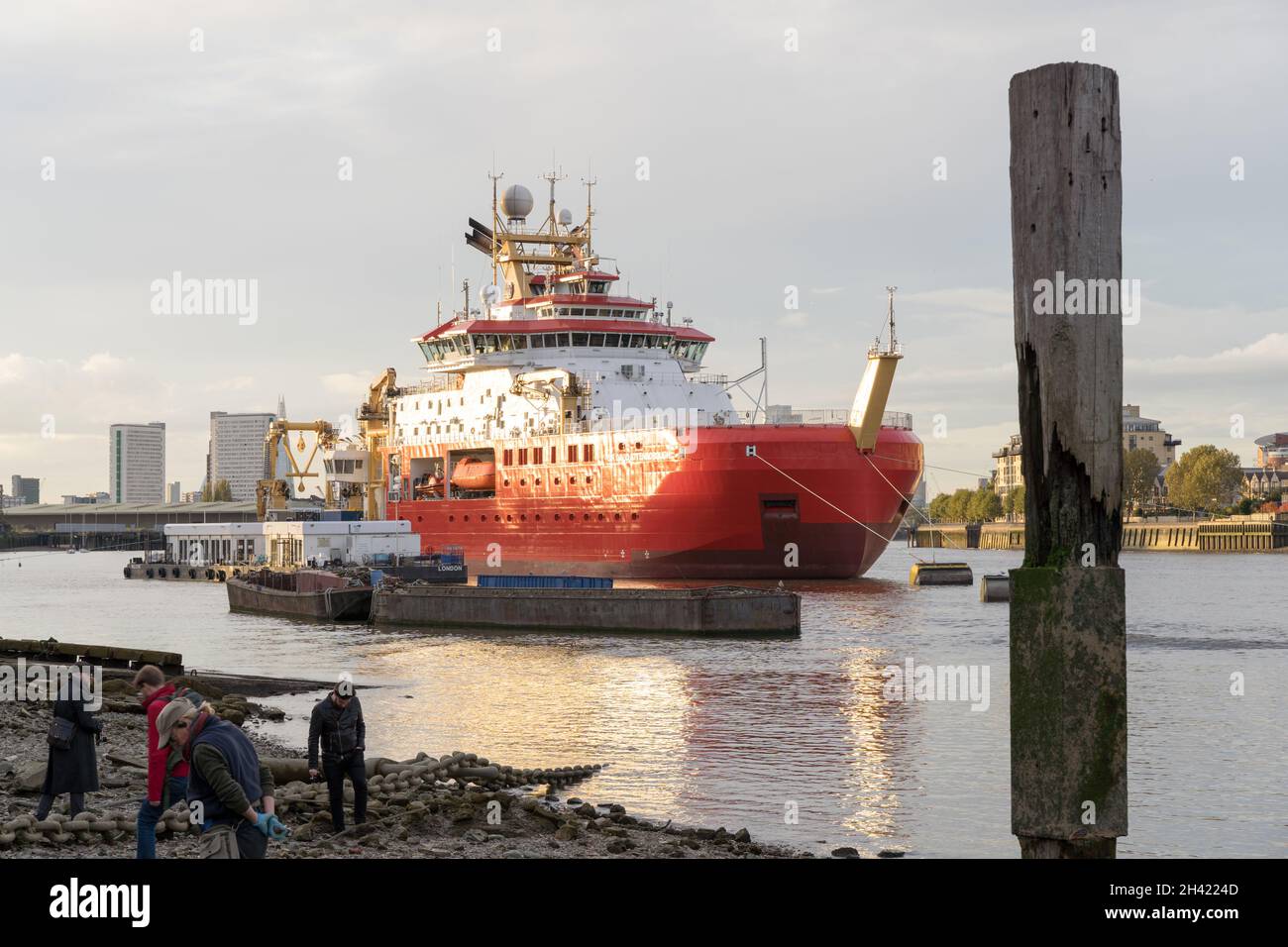 Vorderansicht des gesamten Bootsflüchtlers McboatFace beim Besuch des River Thame London Greenwich während des COP26-Klimatreffens in Glasgow, Großbritannien Stockfoto