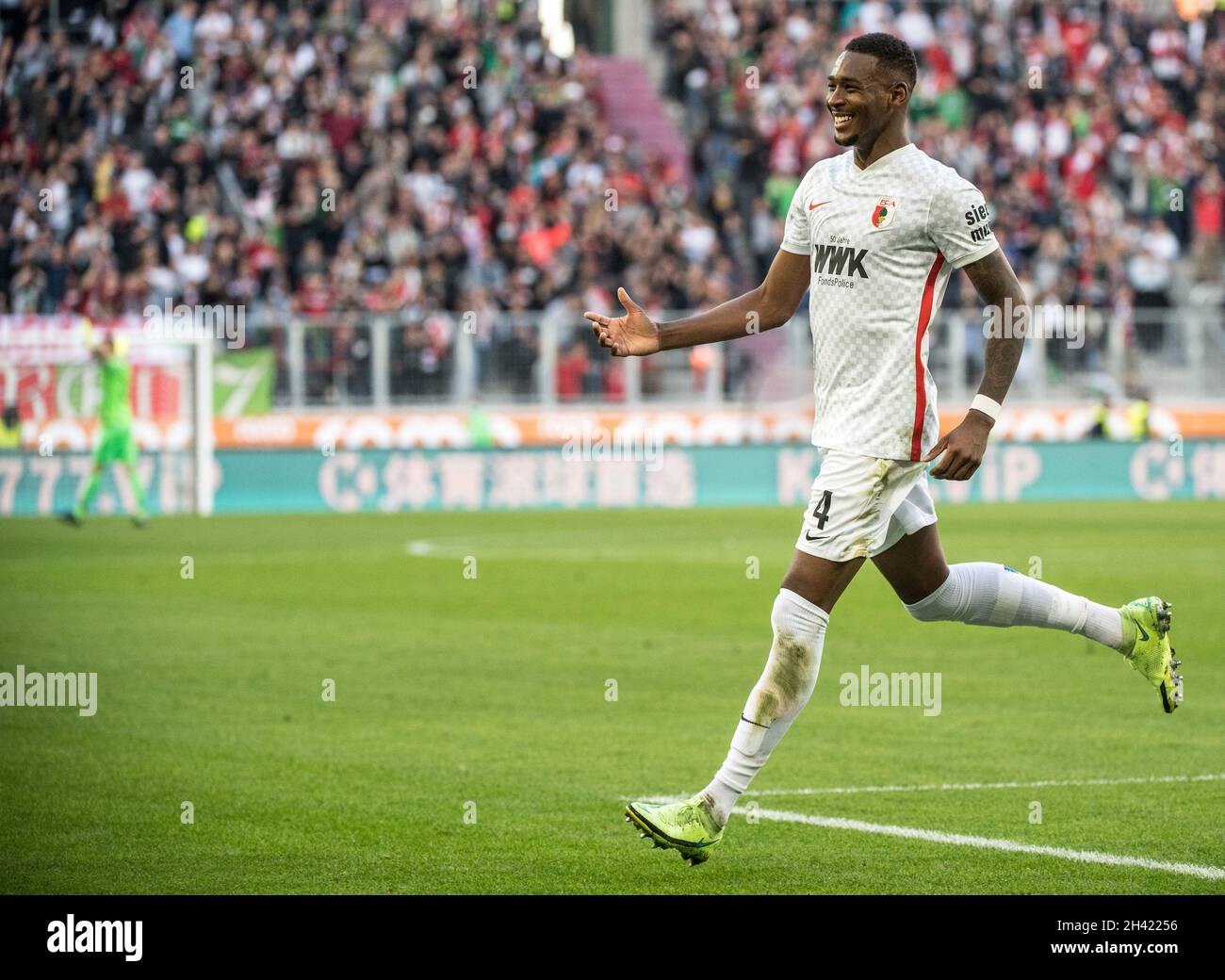 Augsburg, Deutschland. Oktober 2021. Fußball: Bundesliga, FC Augsburg - VfB Stuttgart, Matchday 10, WWK Arena. Reece Oxford aus Augsburg feiert sein 1:1-Ziel. Quelle: Matthias Balk/dpa - WICHTIGER HINWEIS: Gemäß den Bestimmungen der DFL Deutsche Fußball Liga und/oder des DFB Deutscher Fußball-Bund ist es untersagt, im Stadion und/oder vom Spiel aufgenommene Fotos in Form von Sequenzbildern und/oder videoähnlichen Fotoserien zu verwenden oder zu verwenden./dpa/Alamy Live News Stockfoto