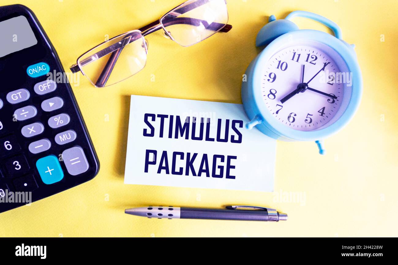 Stimulus-Paket Wortwolke auf Aufkleber, Beihilfegesetz während des Covid-19-Coronavirus-Pandemiekonzepts Stockfoto
