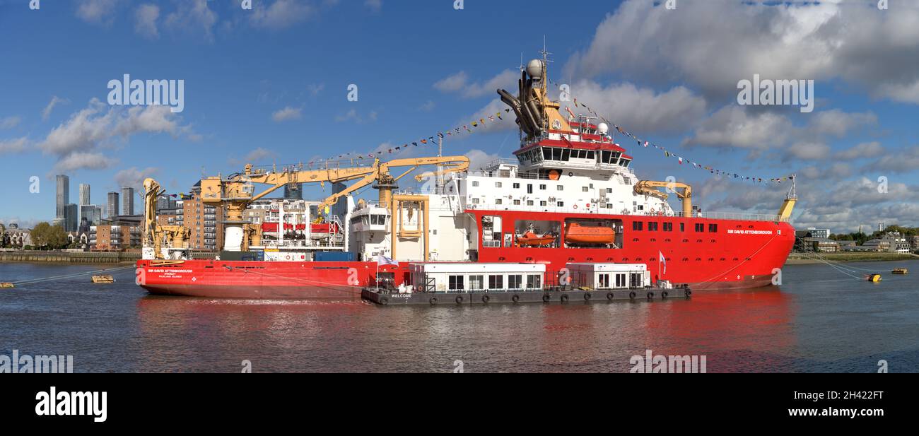 Seitenansicht des gesamten Bootsflüchtlers McboatFace beim Besuch des River Thame London Greenwich während des COP26-Klimatreffens in Glasgow, Großbritannien Stockfoto